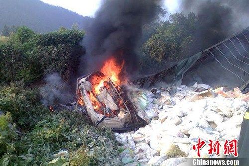 8月1日6時左右，滬昆高速上饒段一貨車側翻著火，駕駛室燒成空殼。圖為事故現場。吳兵章 攝